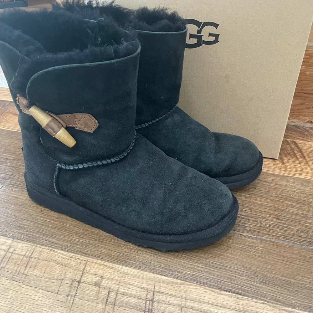 UGG toggle short boot Wm 6